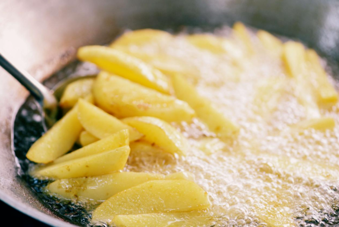 这几种油吃超标了容易患多种疾病，你家餐桌上可能天天见→