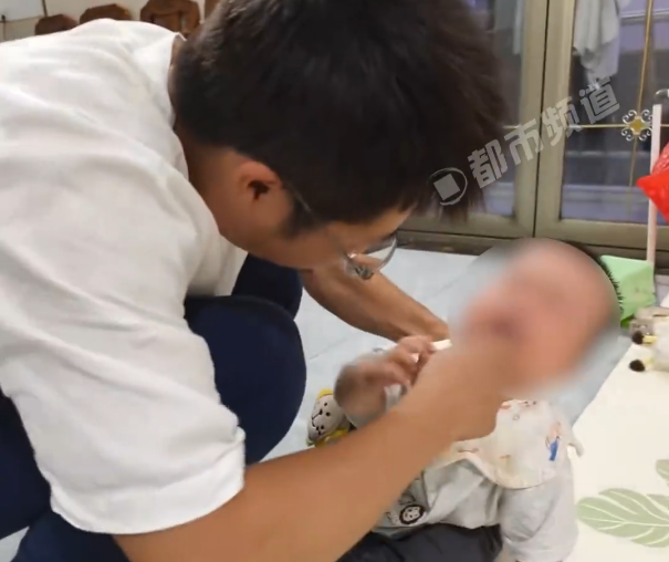 9个月宝宝抓蟑螂吃，妈妈发现时只抠出一条虫腿！第二天宝宝拉了6次吐了2次……